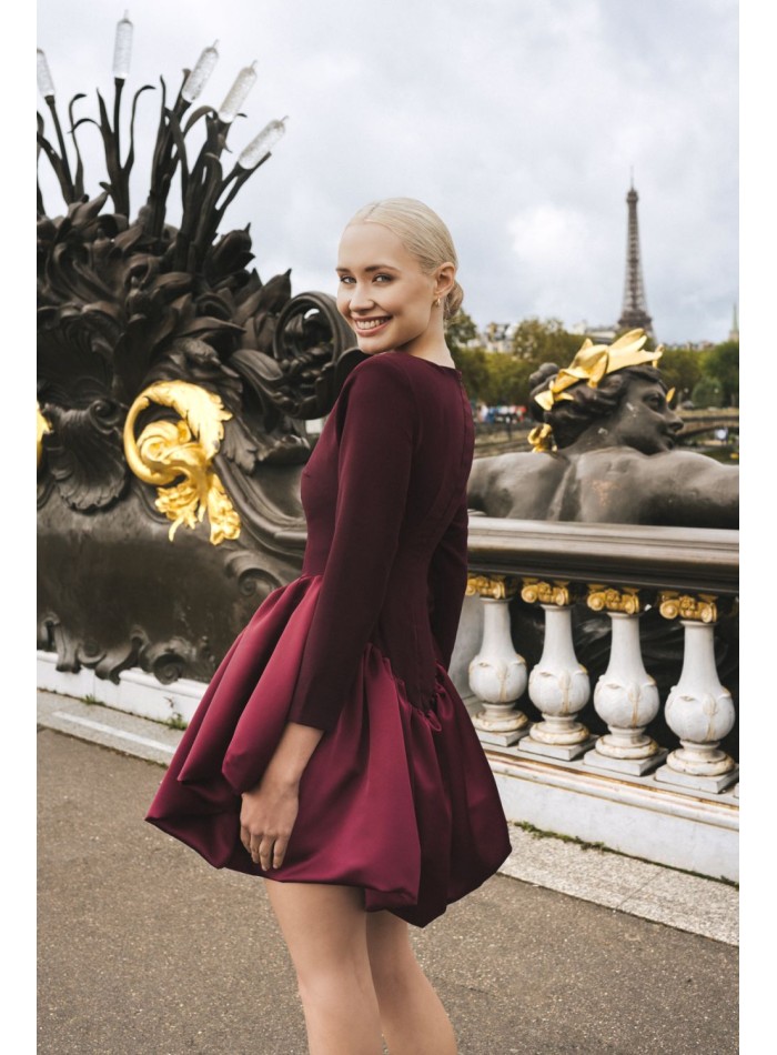 Robe courte bordeaux avec corsage mat et péplum brillant