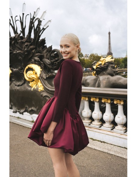 Vestido corto burdeos con cuerpo mate y peplum brillo para boda de dia