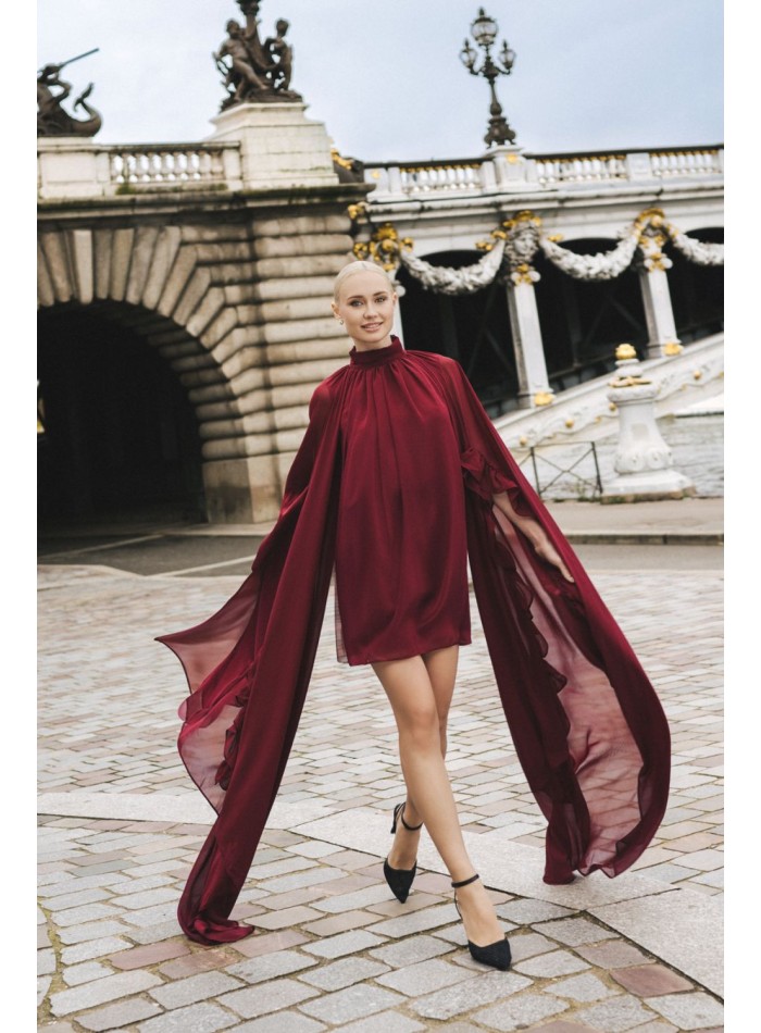 Robe courte en mousseline de soie bordeaux avec manches maxi et volants