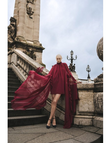 Robe courte en mousseline de soie bordeaux avec manches maxi et volants