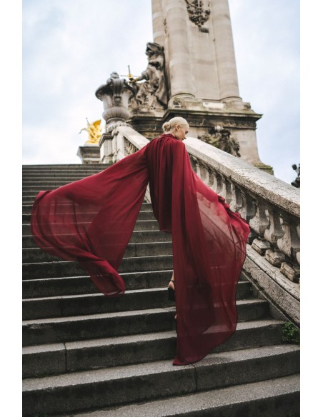 Robe courte en mousseline de soie bordeaux avec manches maxi et volants