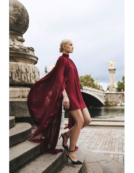 Robe courte en mousseline de soie bordeaux avec manches maxi et volants