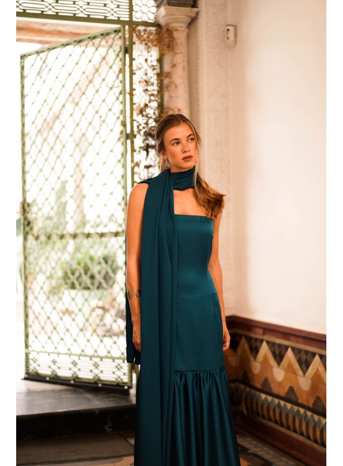 Vestido largo azul petróleo con falda de vuelo para invitada de boda