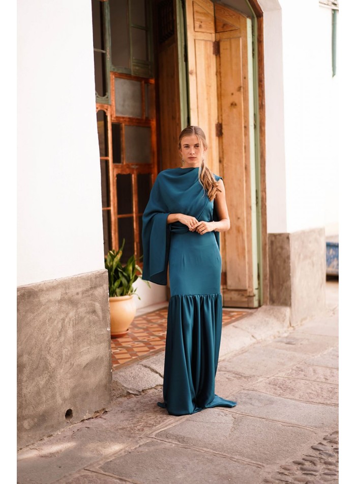 Vestido largo azul petróleo con falda de vuelo