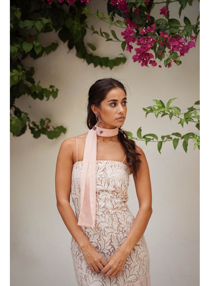 Vestido largo rosa perla de encaje con falda de gasa para bodas de tarde