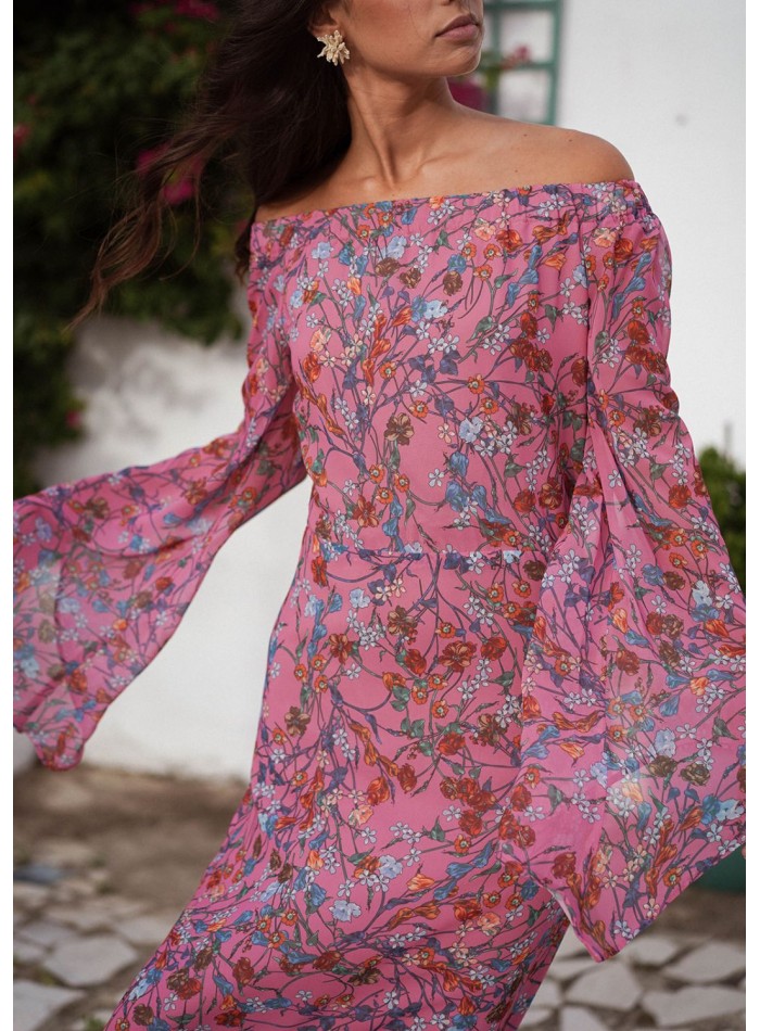 Vestido asimétrico de gasa rosa con estampado floral para invitadas