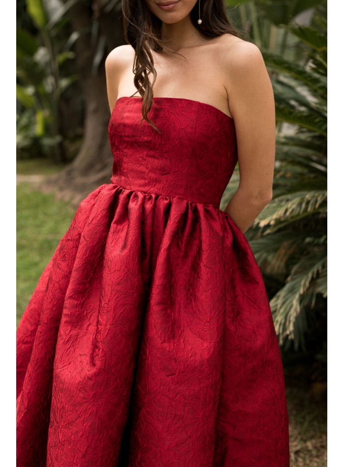Vestido midi rojo palabra de honor con bolsillos para invitadas