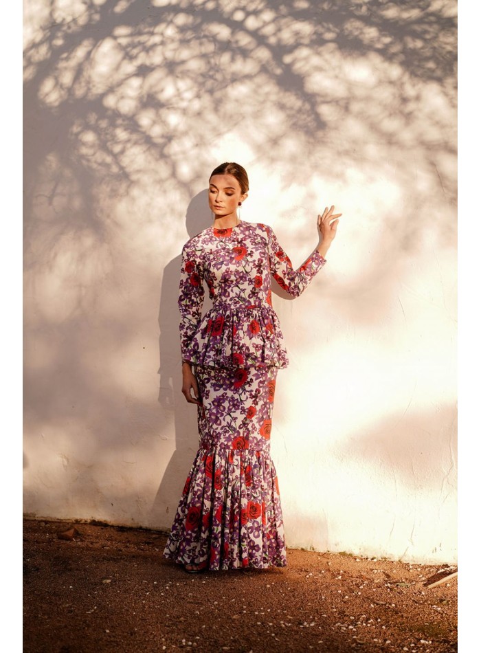 Vestido largo con cintura péplum y bajo con volante