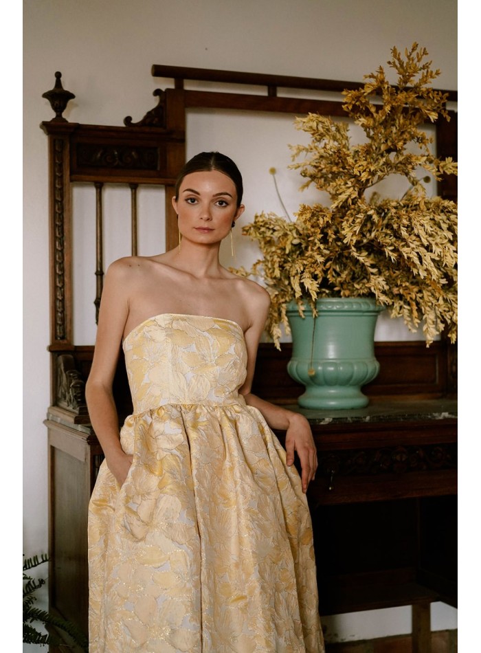 Vestido midi amarillo palabra de honor con bolsillos para invitada de boda