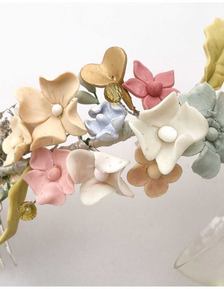 Semicorona porcelain flowers for the perfect guest