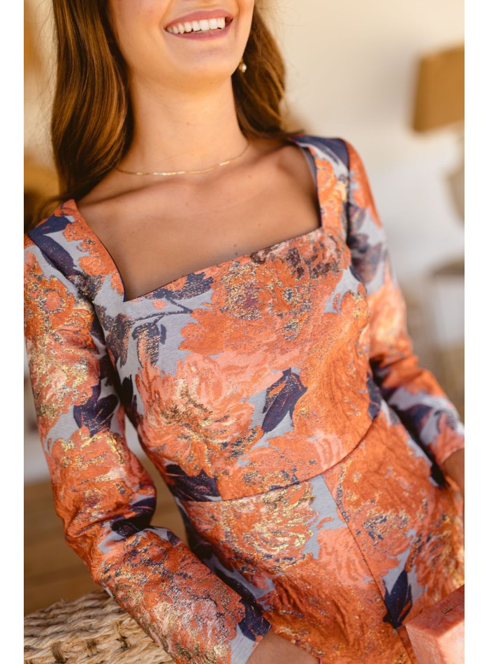 Vestido midi floral naranja y azul con escote...
