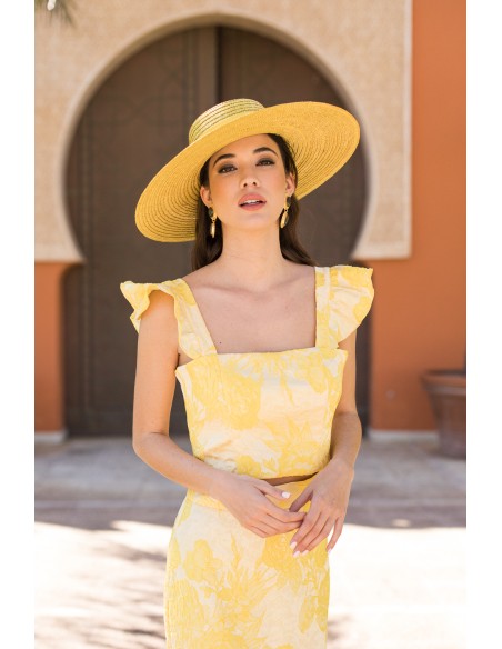 Top de fiesta amarilla estampada con tirantes de volantes para invitadas