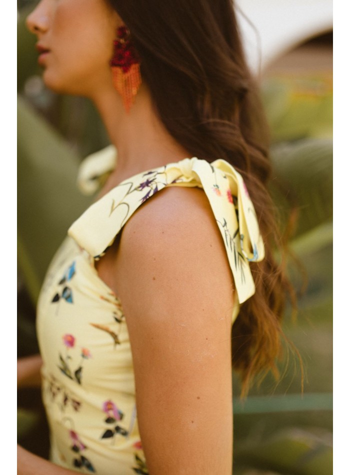 Top amarillo con estampado floral y lazadas para bautizos