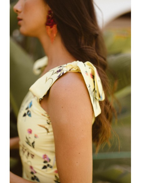 Top amarillo con estampado floral y lazadas para bautizos Top amarillo con estampado floral y lazadas para bautizos