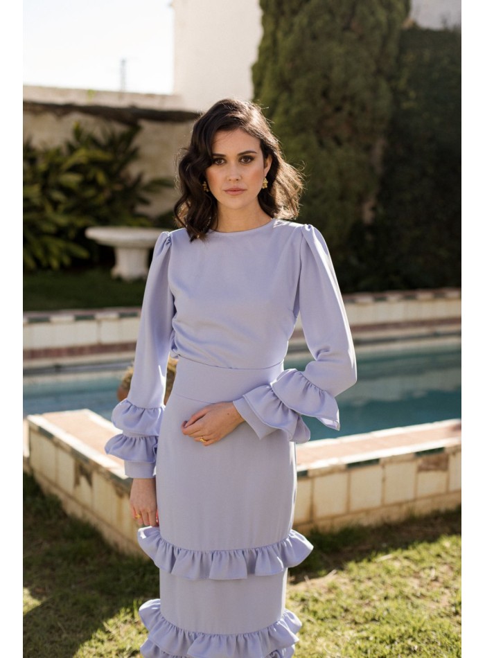 Blusa de fiesta azul claro con mangas largas y volantes