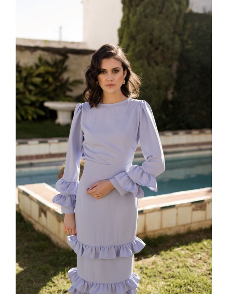 Blusa de fiesta azul claro con mangas largas y volantes