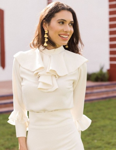Blusa con cuello volantes crudo y mangas largas para eventos Blusa con cuello volantes crudo y mangas largas para eventos