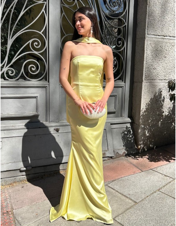 Vestido de fiesta palabra de honor ajustado con chal a juego amarillo