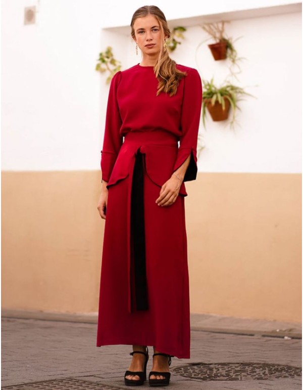 Falda midi evasé rojo con volante y lazada
