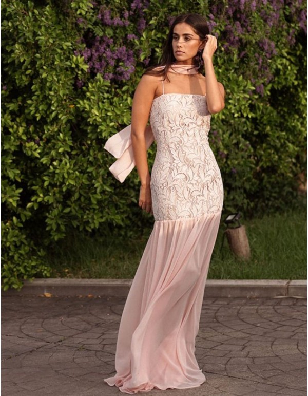 Vestido largo rosa perla de encaje con falda de gasa