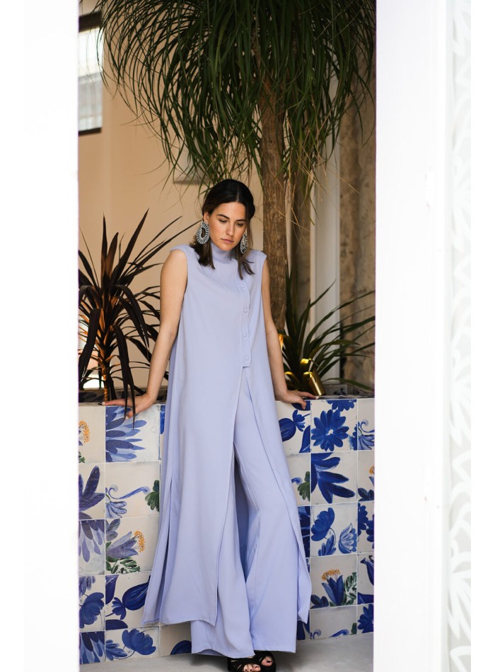 Blusa larga lavanda con abertura y cuello alto para eventos