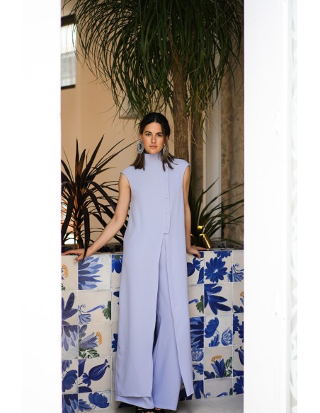 Blusa larga lavanda con abertura y cuello alto para invitadas Blusa larga lavanda con abertura y cuello alto para invitadas