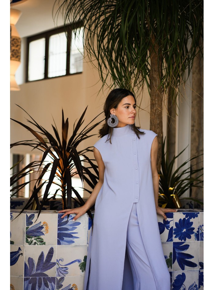Blusa larga lavanda con abertura y cuello alto para eventos especiales