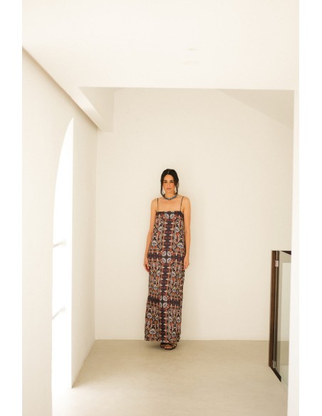 Vestido largo recto con estampado étnico