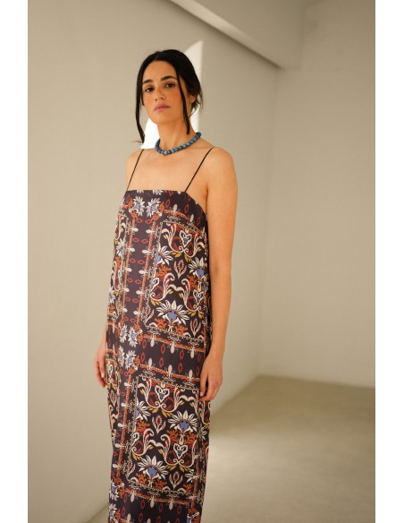 Vestido largo recto con estampado étnico