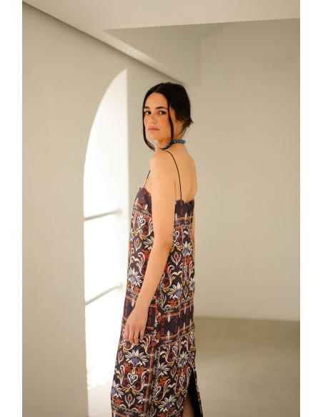 Vestido largo recto con estampado étnico