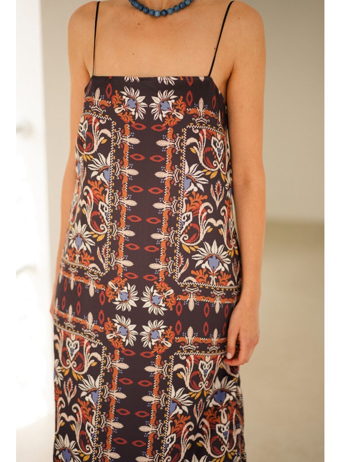 Vestido largo recto con estampado étnico