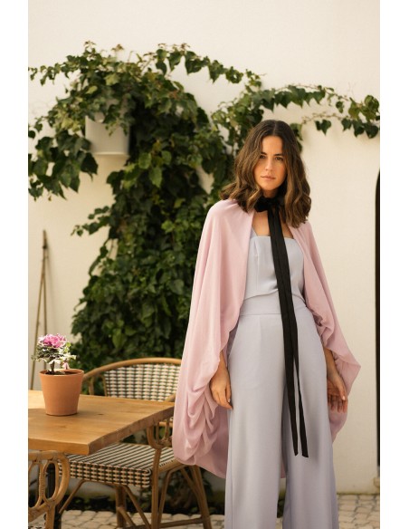Cape en double mousseline de soie lilas avec nœud noir