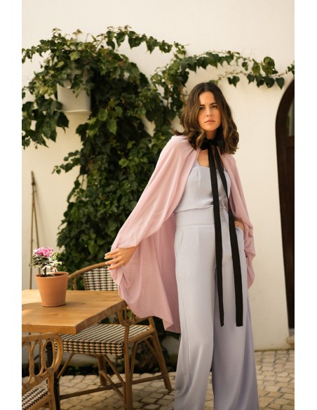 Cape en double mousseline de soie lilas avec nœud noir