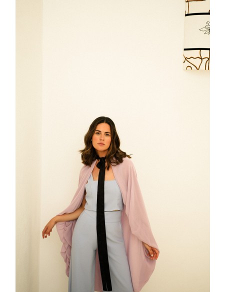 Cape en double mousseline de soie lilas avec nœud noir