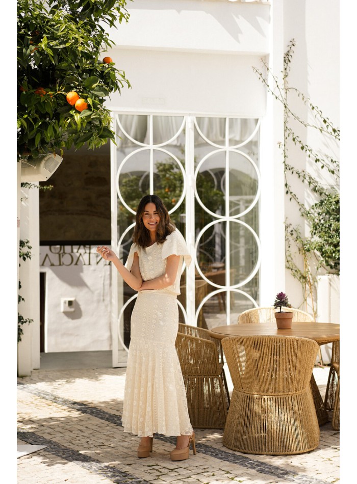 Falda midi de fiesta cruda de encaje con volante alto para bodas civiles