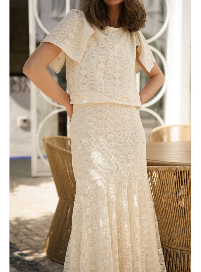 Falda midi de fiesta cruda de encaje con volante alto para eventos