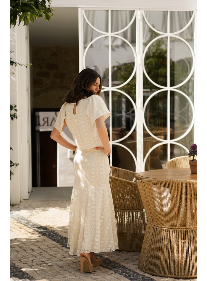 Top de macramé crudo con manga corta de vuelo para invitada de boda