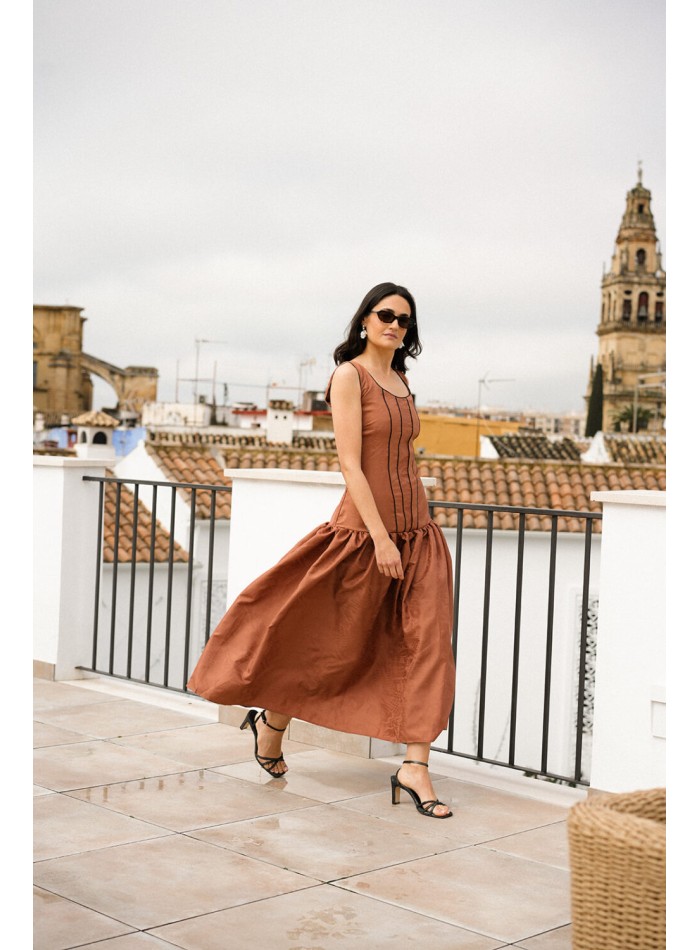 Robe midi marron avec volant et détails noirs