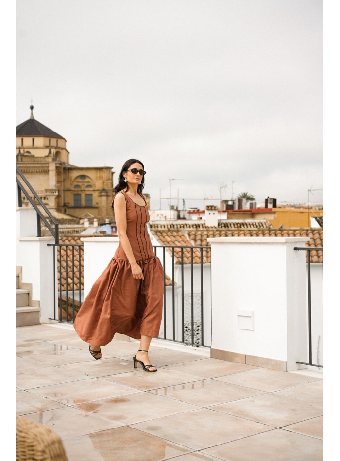 Vestido midi marrón con vuelo y detalles en negro para eventos especiales