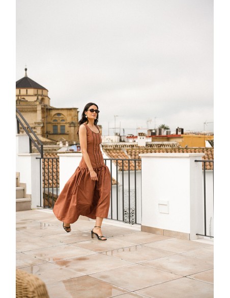 Vestido midi marrón con vuelo y detalles en negro para eventos especiales Vestido midi marrón con vuelo y detalles en negro para eventos especiales