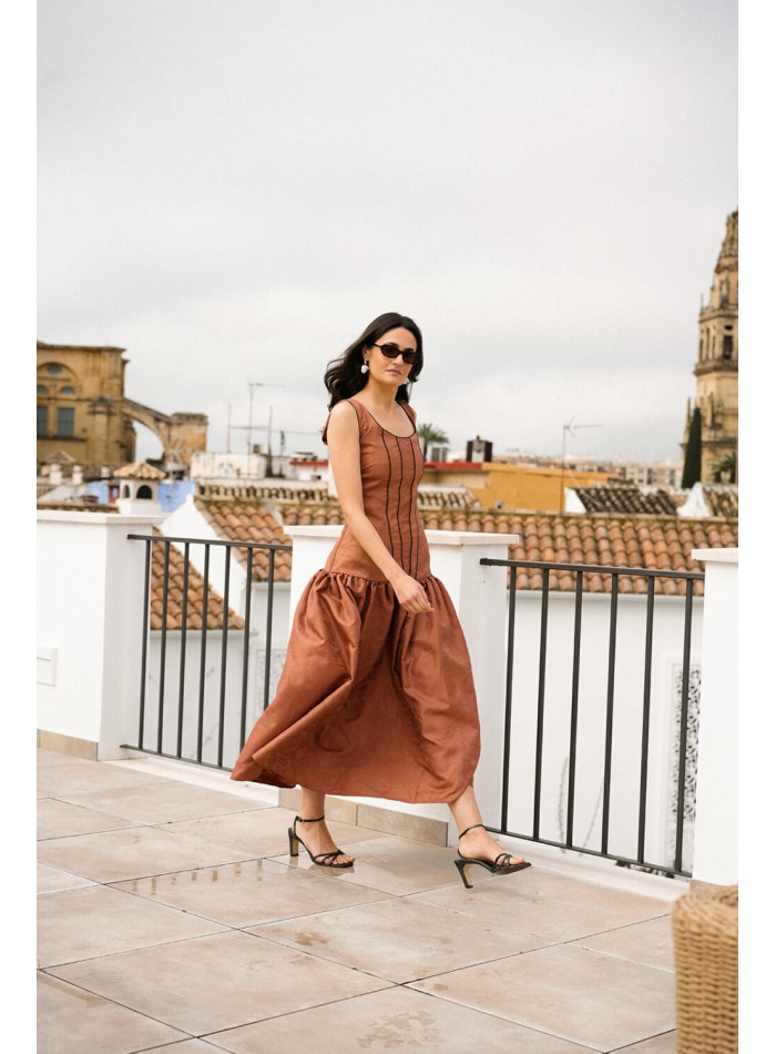 Vestido midi marrón con vuelo y detalles en negro para invitada de tarde