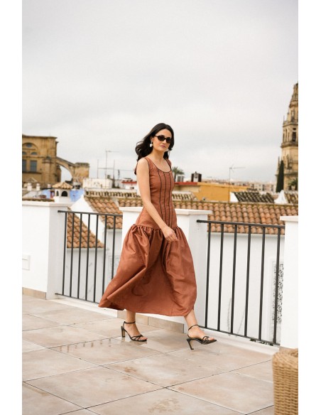 Vestido midi marrón con vuelo y detalles en negro para invitada de tarde Vestido midi marrón con vuelo y detalles en negro para invitada de tarde