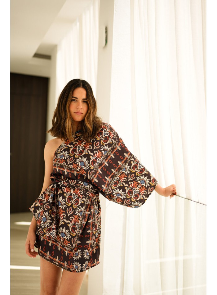 Vestido corto estampado étnico con escote asimétrico para invitadas