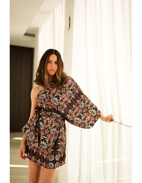 Vestido corto estampado étnico con escote asimétrico para invitadas