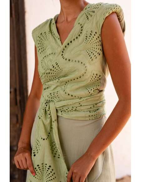 Tenue d'invité en lin vert avec jupe enveloppante