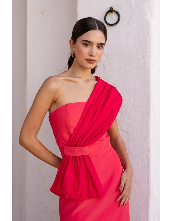 Vestido midi de invitada en rosa intenso y escote asimétrico para eventos 2