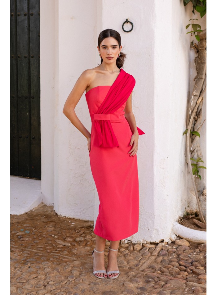 Vestido midi de invitada en rosa intenso y escote asimétrico para eventos