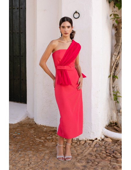 Robe d'invité midi rose foncé avec encolure asymétrique