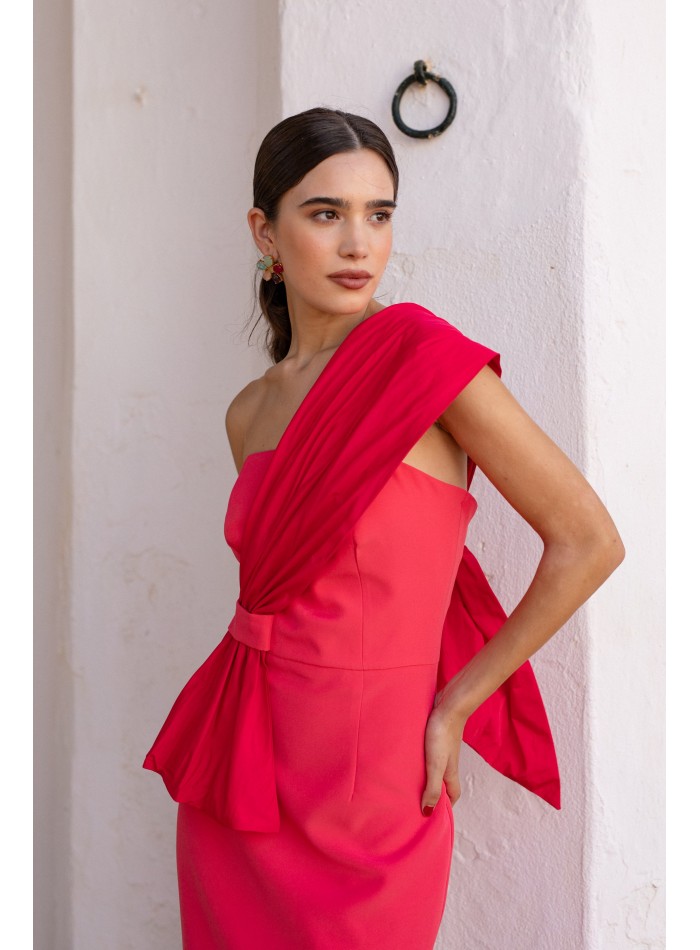 Vestido midi de invitada en rosa intenso y escote asimétrico para ocasiones especiales