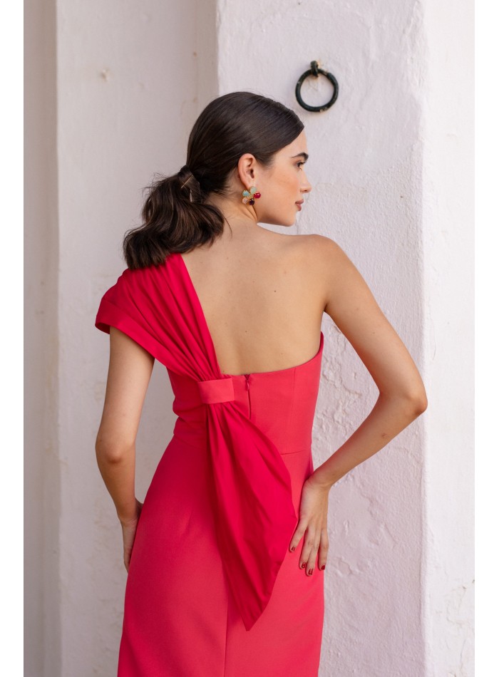 Vestido midi de invitada en rosa intenso y escote asimétrico para bodas de dia
